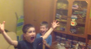 Dos niños serbios celebran el gol de Ramos - FÚTBOLSELECCIÓN