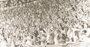 Hinchada de Futbol en Estadio - FÚTBOLSELECCIÓN